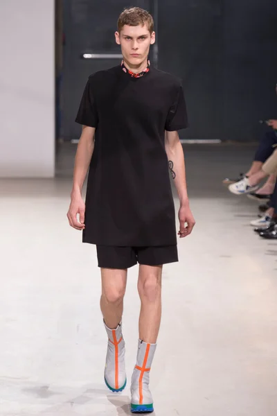 Look 16